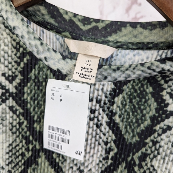 H&M Dress Womens Small Green Snake Print  Lettuce Hem Crew Neck Shift T Shirt - Picture 3 of 11